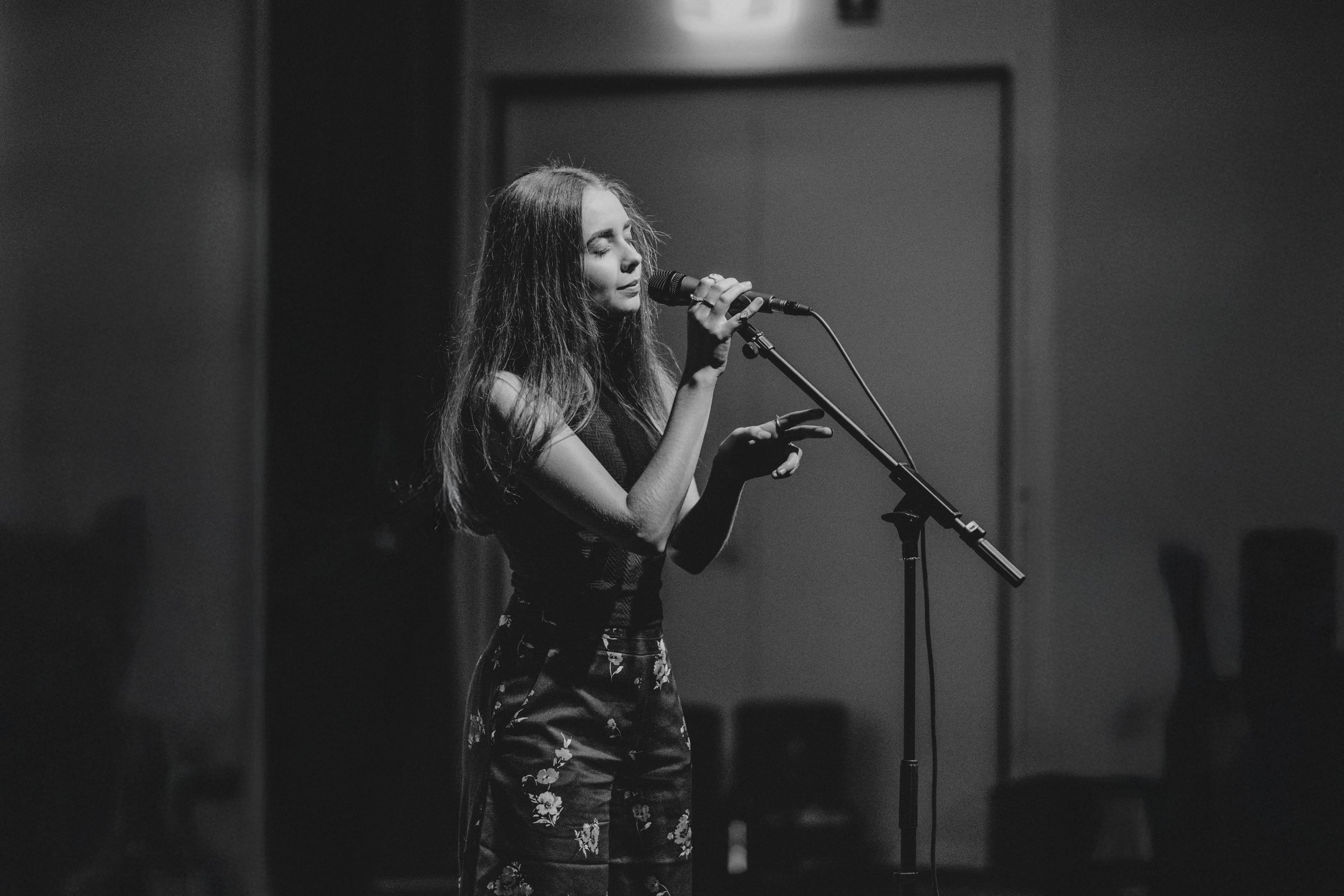Jasmine singing live
