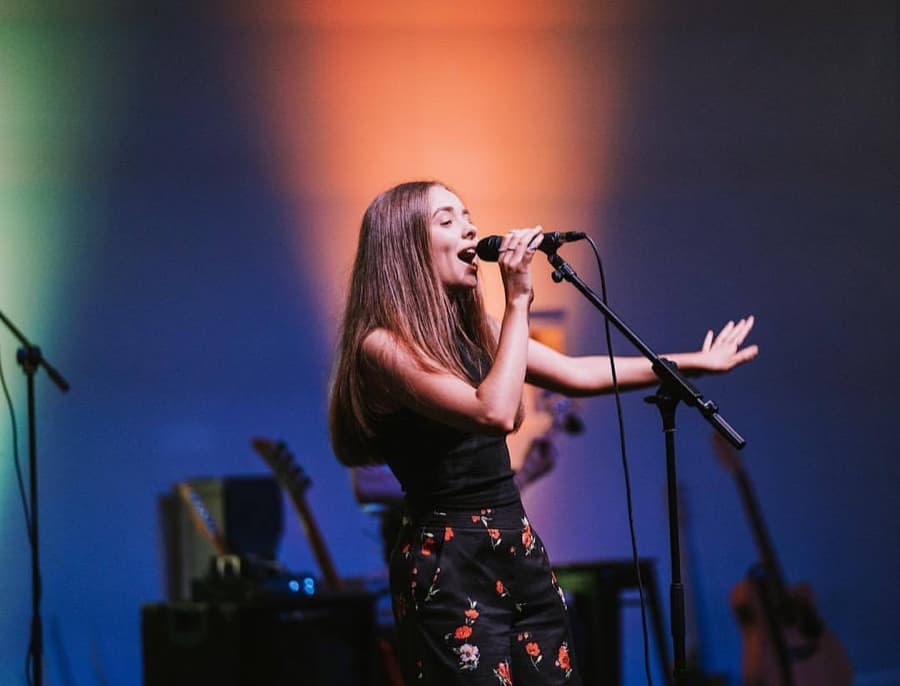 Teenage Jasmine performing on stage